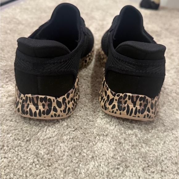 NEVER WORN! Skechers Black Flats with Leopard Print Sole - Picture 3 of 4